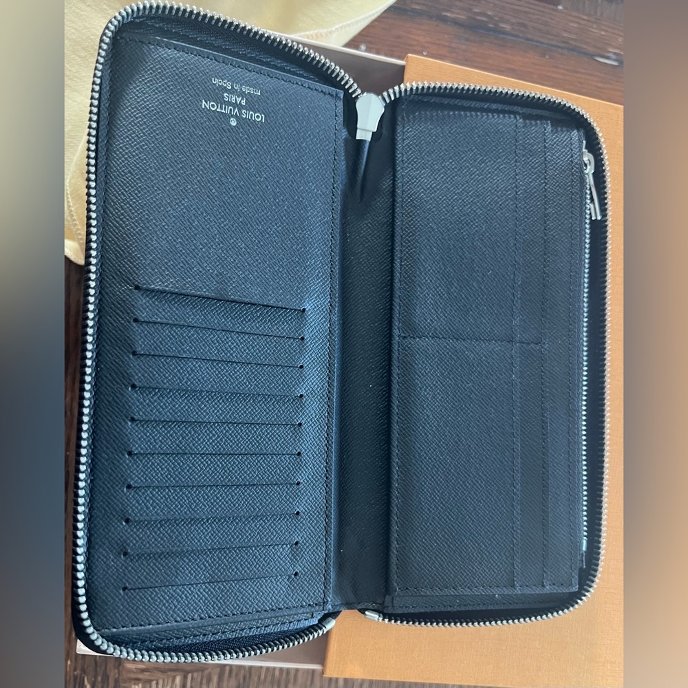 Authentic Louis Vuitton zippy wallet/organizer